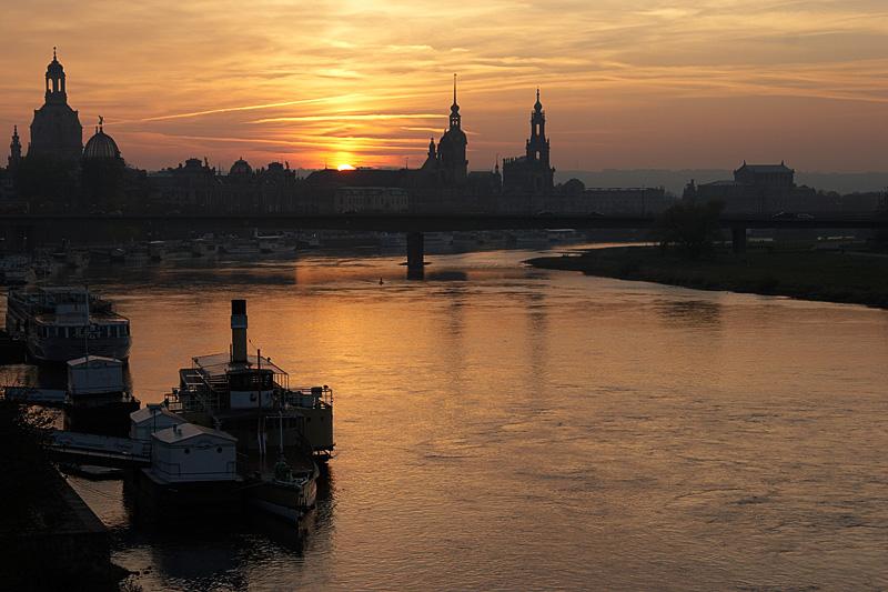 IMG_25828_ 20D_RAW_800.jpg - Blick über die Elbe gegen die Altstadt bei Sonnenuntergang